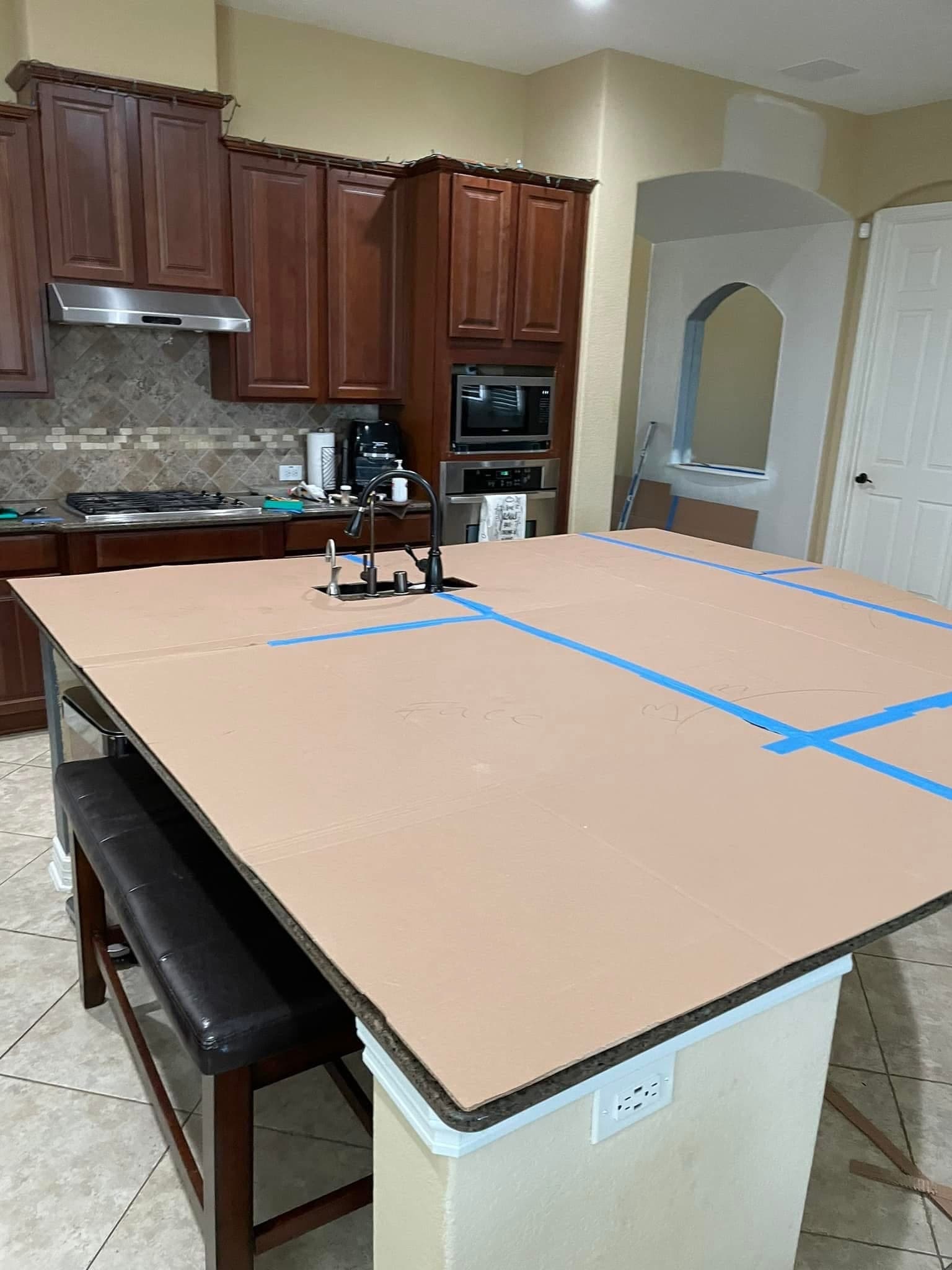 Isla de cocina con plantilla de cartón antes de instalar la encimera