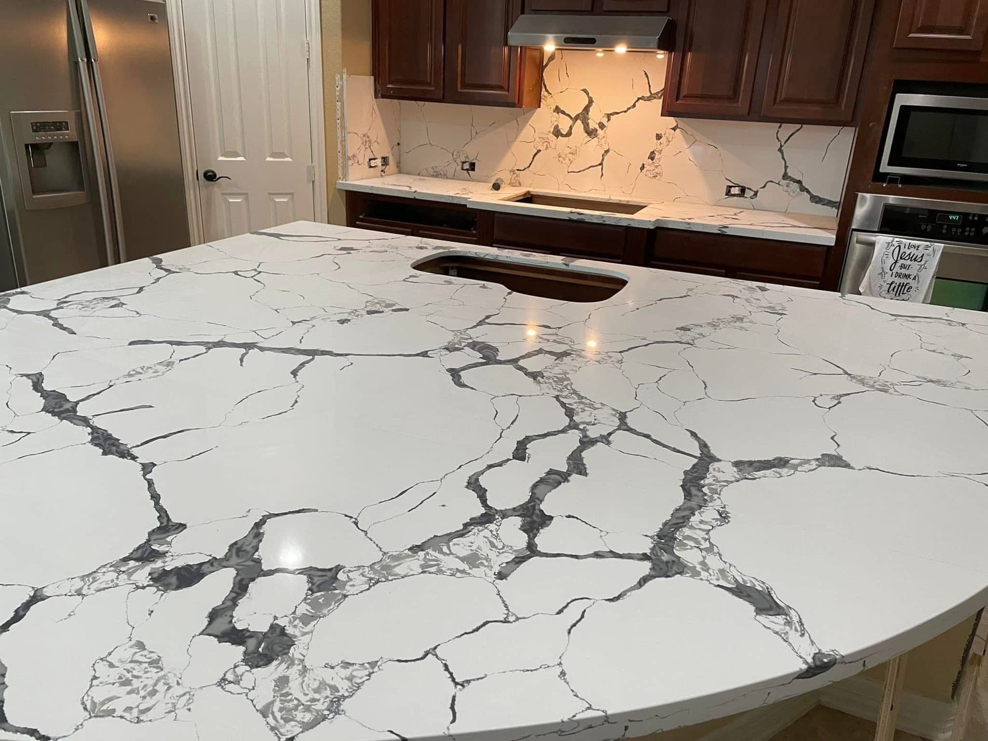 Isla de cocina con encimera de cuarzo