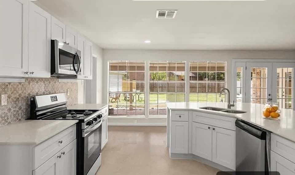 Kitchen with decorative backsplash